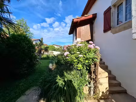 bourg ascain t3 51.65 m2 + combles 50m²  jardin et stationnement
