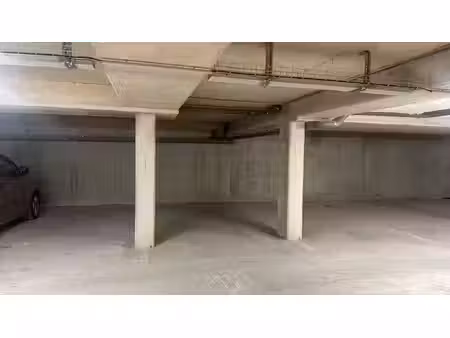 une place de stationnement dans une résidence neuve