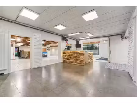 commerce semi-mitoyen avec duplex rénové