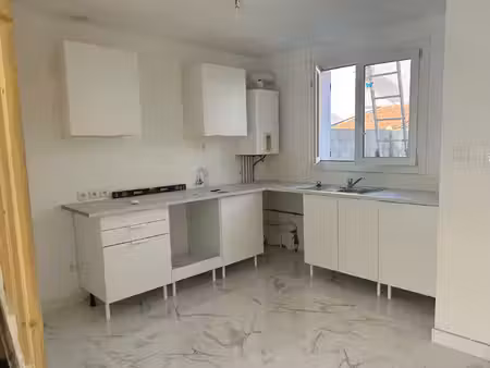 maison t3/4 fos sur mer avec petit extérieur et garage indépendant.