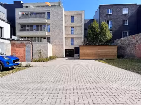 4 autostaanplaatsen te huur op de nieuwstraat te wetteren