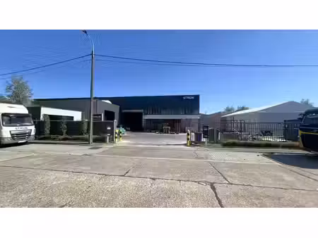 bâtiment commercial avec stockage extérieur à louer dans le