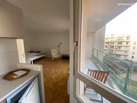 grand studio avec balcon au calme garibaldi lyon 3 à 2 pas du métro