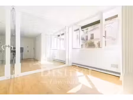 triangle d'or / montaigne. studio de 28m² plein sud!