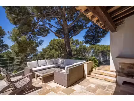 villa de luxe à vendre dans le quartier le faron-fort-rouge