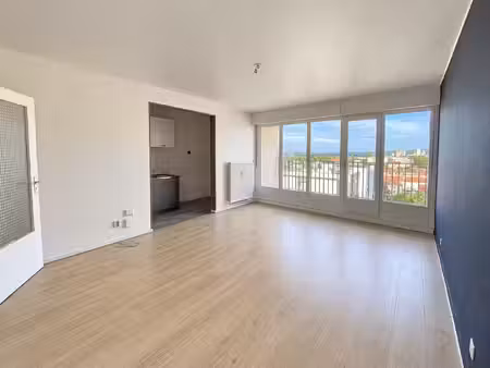 à louer beau studio de 31 m2 avec balcon  parking & cave