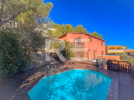beaucaire – villa atypique avec piscine et beaux volumes
