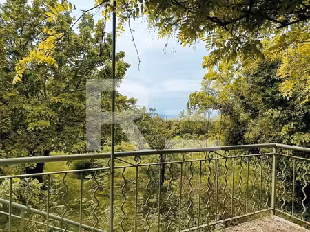 terrain constructible arboré avec vue  viabilité en bordure