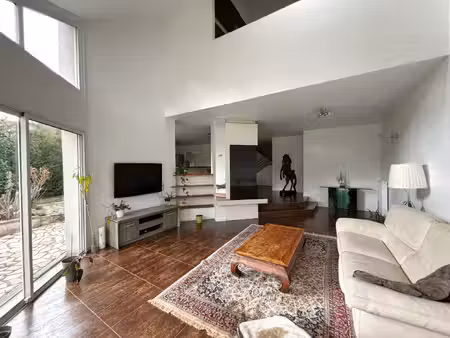 pavillon familial de 210m2 avec cheminée et garage double