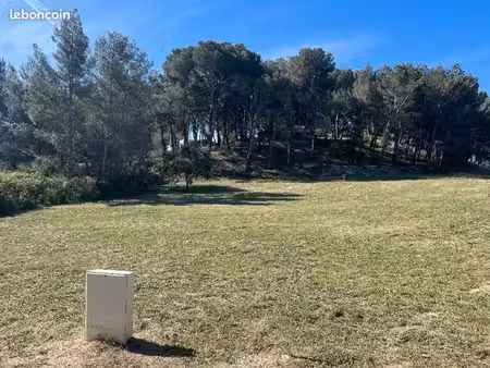 terrain 680 m² eyguieres