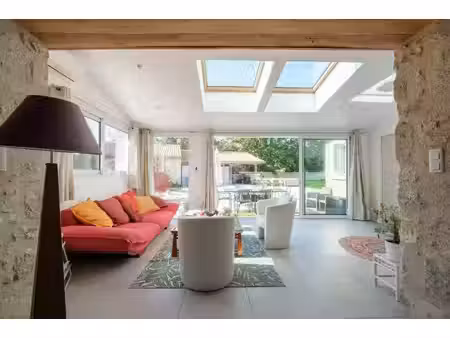 maison en pierre avec piscine et dépendances aménagées