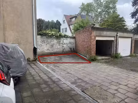 place de parking sécurisée avec portail électrique– couronne