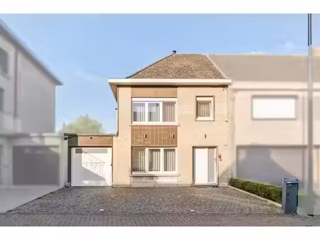 maison familiale avec 3 chambres  garage et jardin à alost