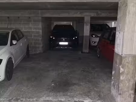 place de parking couverte et sécurisée