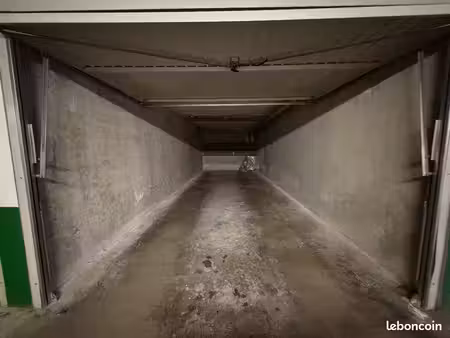grand garage double fermé et sécurisé