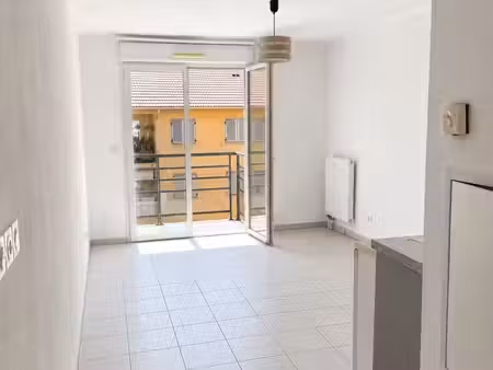a vendre - studio avec balcon proche de la gare riquier à nice