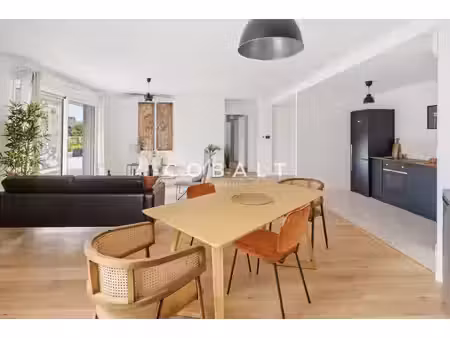 t4 de 100 m2 avec terrasse de 66 m2 lumineux en hiver  agr