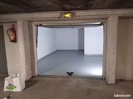 box garage parking fermé - grand : 26 m2