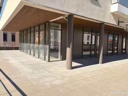 local commercial  restaurant 333 m² gex