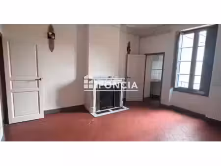 situé au 2ᵉ étage  cet agréable appartement t2 séduira par son cachet et ses éléments anci