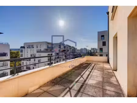 appartement traversant avec terrasse et balcon en dernier étage