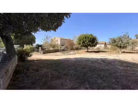terrain constructible d'env 800m² proche d'uzès