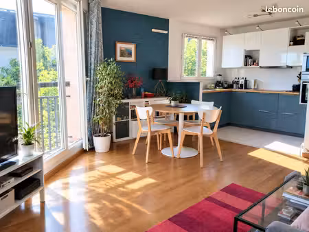 les lilas – t2 50 m² très lumineux – parking + cave – ascenseur – dpe c