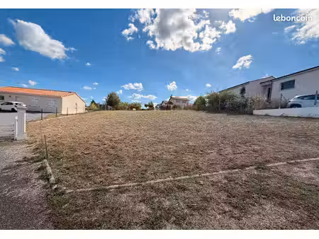 terrain viabilisé de 819 m2