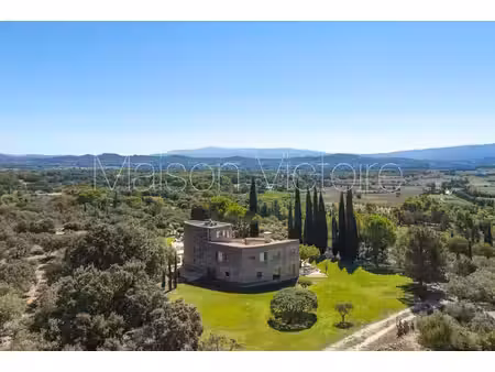 maison d'architecte avec vues panoramiques et piscine à gordes.