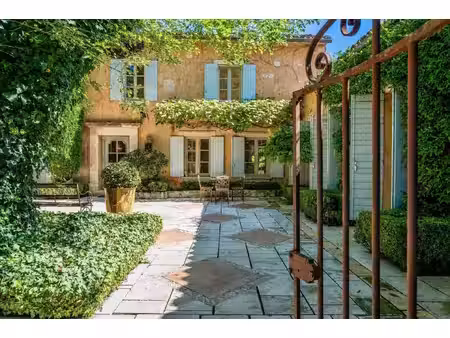 bastide provençale intemporelle avec piscine et court de tennis.