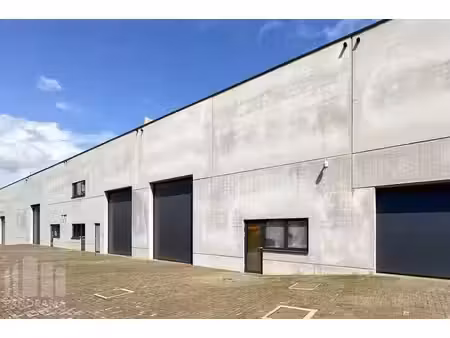 espace de stockage prêt à l’emploi idéalement situé à pro...