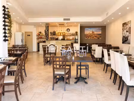 restaurant pizzeria dans petit centre commercial