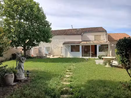 spacieuse maison charentaise à la campagne