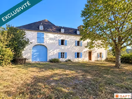 authentique enclos béarnais avec maison  appartement indépendant et dépendances