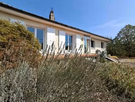 une maison généreuse et agréable à vivre  dans un cadre calme  à découvrir rapidement !
