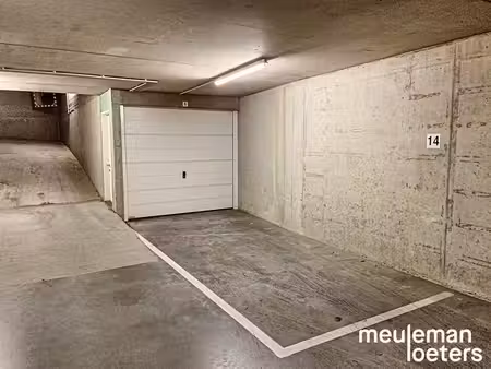 box garage souterraine très spacieuse avec place de parking