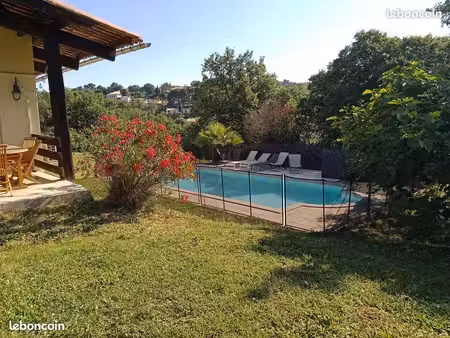 location chambre avec salle de bain séparé contre garde d'enfants (type jeune fille au pai