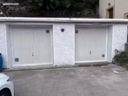 ? à vendre – 2 garages de 40 m² environ + 2 places de parking