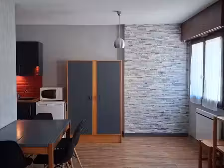 spacieux et charmant studio meublé