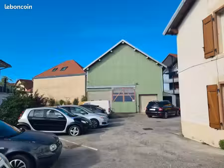 hangar occupé 100m² au sol