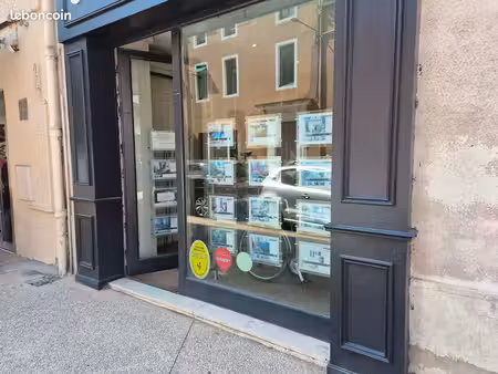local commercial avec 4 mètres de vitrine