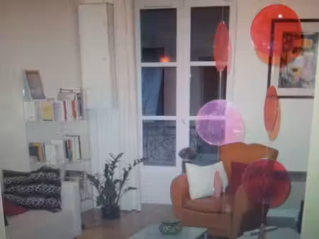 appartement 2 pieces donnant sur la place du marché