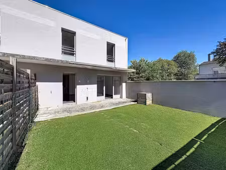 maison contemporaine avec terrasse et jardin aux portes de lyon