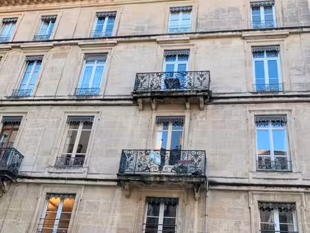 appartement haussmannien dans l' écusson nimnes