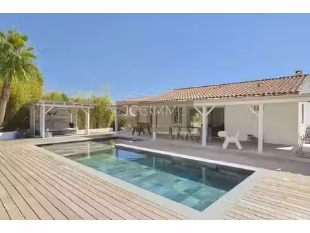 villa de luxe à vendre à la moutonne