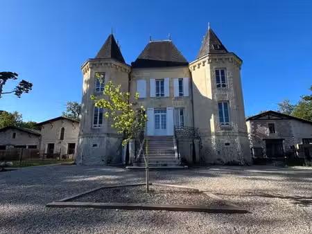 le charme d’un château  le confort d’un appartement : découvrez ce t2 au sein d’une réside