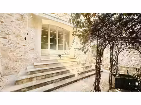 charmante location t3 en rez-de-jardin au pied du chateau d'aramon