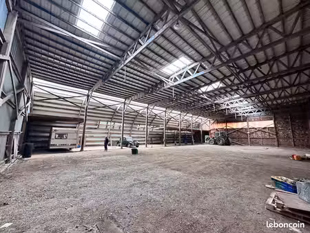 hangar fermé de 800m2