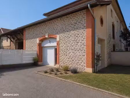 appartement t3 avec cour et jardin clos