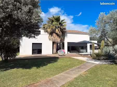 villa d'exception sur grand terrain à 5' de la ville et de la mer